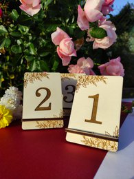 Houten tafelnummertekens met bloemenontwerp, bruiloftsfeestdecoratie, sit marker