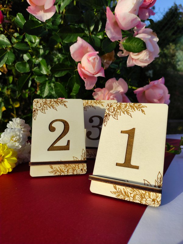 Houten tafelnummertekens met bloemenontwerp, bruiloftsfeestdecoratie, sit marker