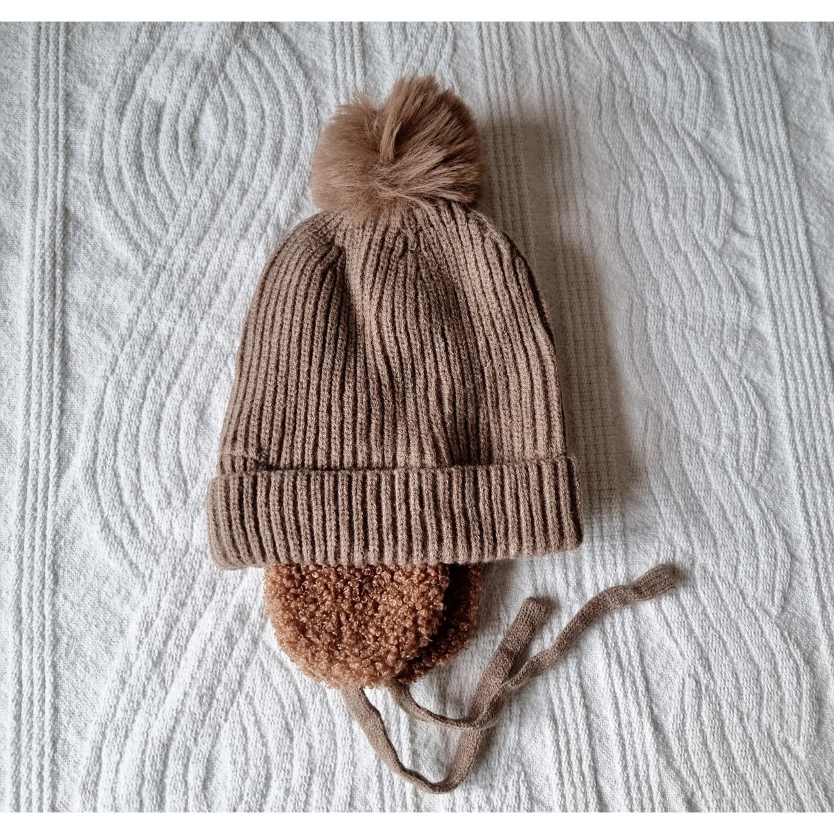 Baby Winter Muts Met Oorwarmers en Pompon - Bruin