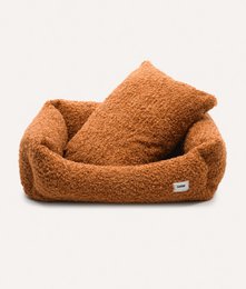 Cozy, plush pet bed in mustard yellow color. Available in 3 sizes: S (56x50x18cm), M (75x60x20cm), L (90x78x22cm). Soft, comfortable material for your furry friend's comfort.