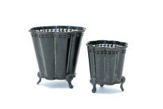 Bowl Scalloped Legs black