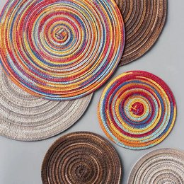 Round, heat-resistant placemats in a variety of colors and sizes, including khaki, black, green, yellow, red, brown, white, blue, coffee, and orange. The placemats are made of durable, woven materials and come in 11cm, 18cm, 30cm, and 38cm diameters.