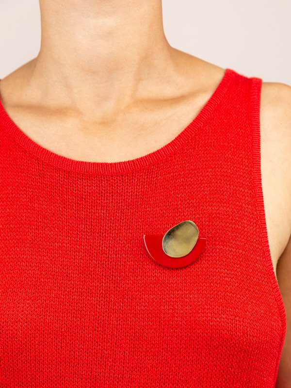 Large brooch in brass and lacquer