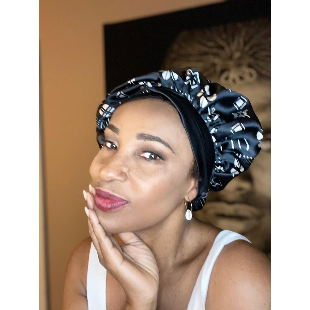 Satynowa czapka śpiąca Mama Theresa na afro -locken - Polka Dot Bogolan Print