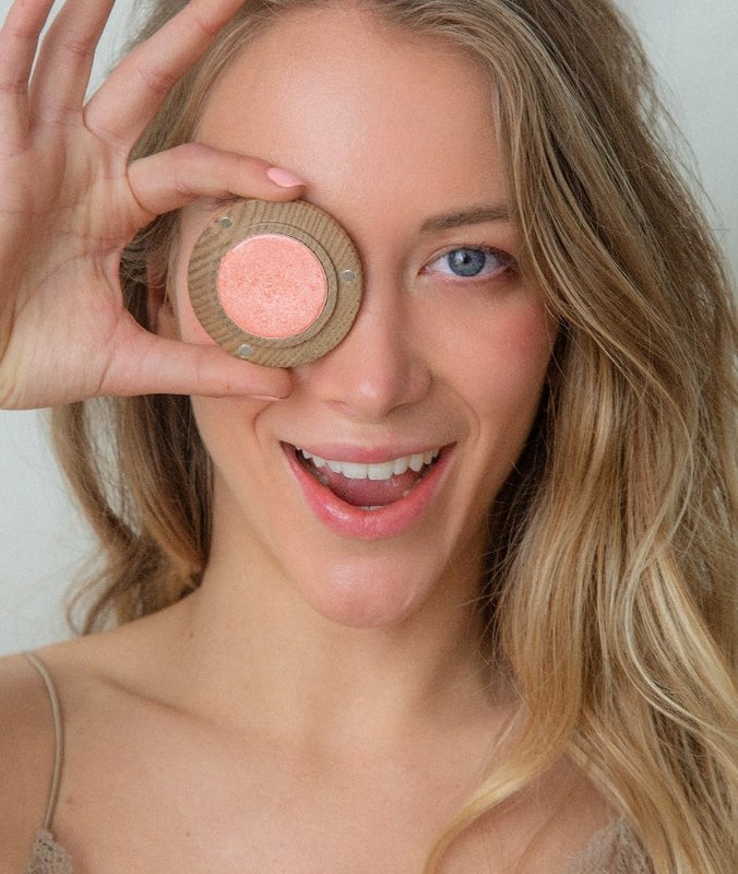 Vegansk pulverblush - naturligt og defineret look, træet sag inkluderet