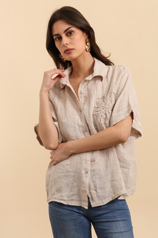 Camicia con un riferimento di fiori di lino. 20341