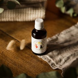 Calendula macerate in hemp oil, a soothing and nourishing body oil made with natural ingredients. Features a dark amber color and a calming floral scent.