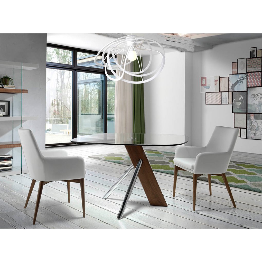 Stoel bekleed met kunstleer met walnootkleurige houten structuur