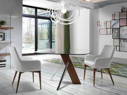 Stoel bekleed met kunstleer met walnootkleurige houten structuur