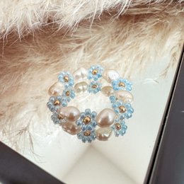  Blue and white glass bead flower ring with pearl accents.