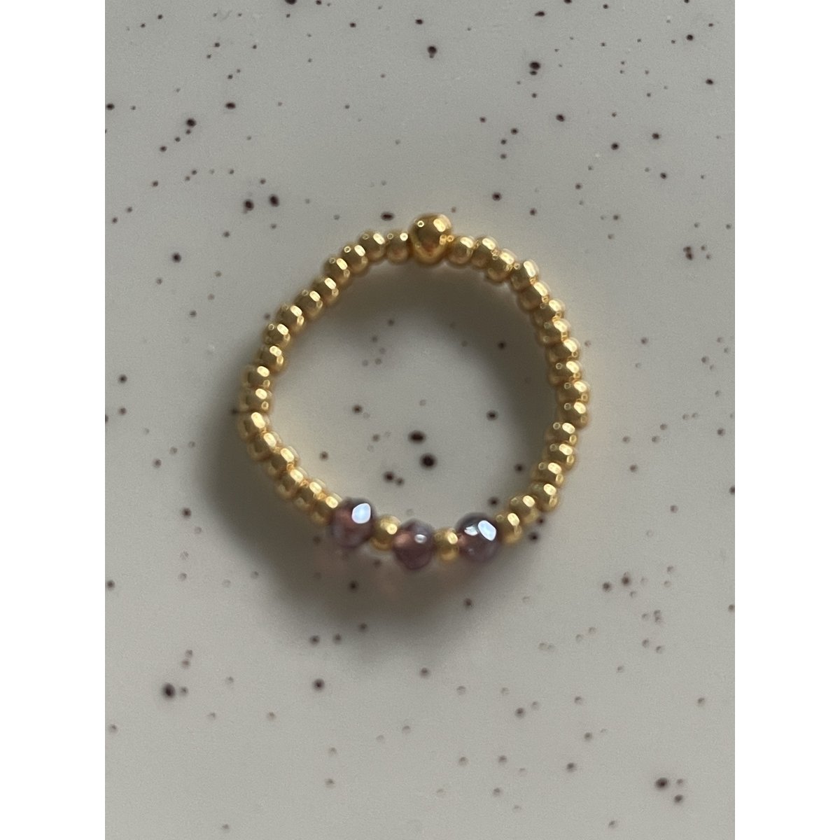 Los anillos brillan sutilmente