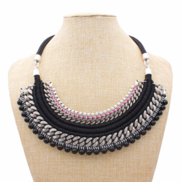 Collana con pettorina intrecciata nera GUAINÍA