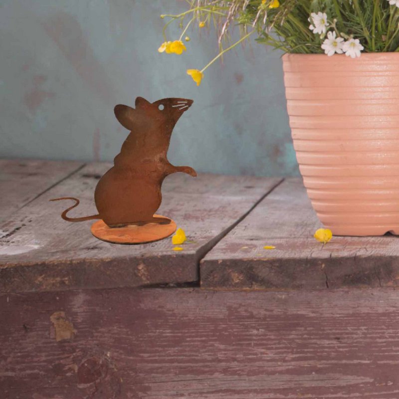 Cheeky metal decoration mouse in patina design Garden decoration rust figure