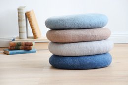 Sædepuder omkring blå lavet af filt, 100% naturligt materiale, 38 cm omkring mange farver pastel, følt med uld-f lunge, fair trade & manual arbejde fra Nepal