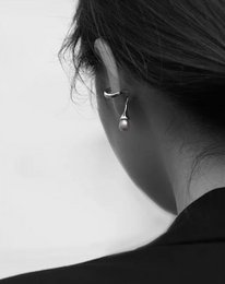 Ohrklemme mit geometrischer Linie und Perle – einteilig
