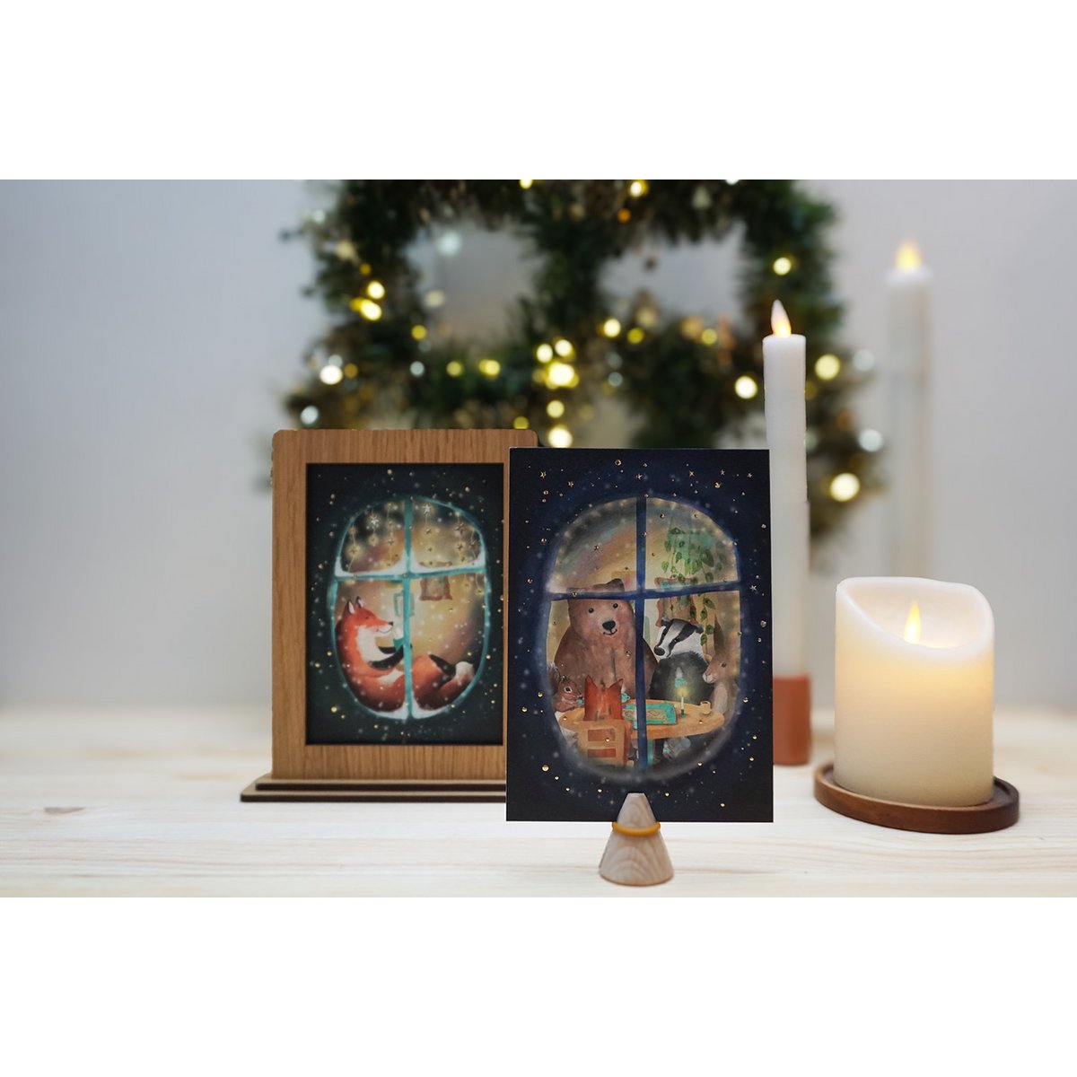 Juega el juego de cartas de Navidad junto a la ventana