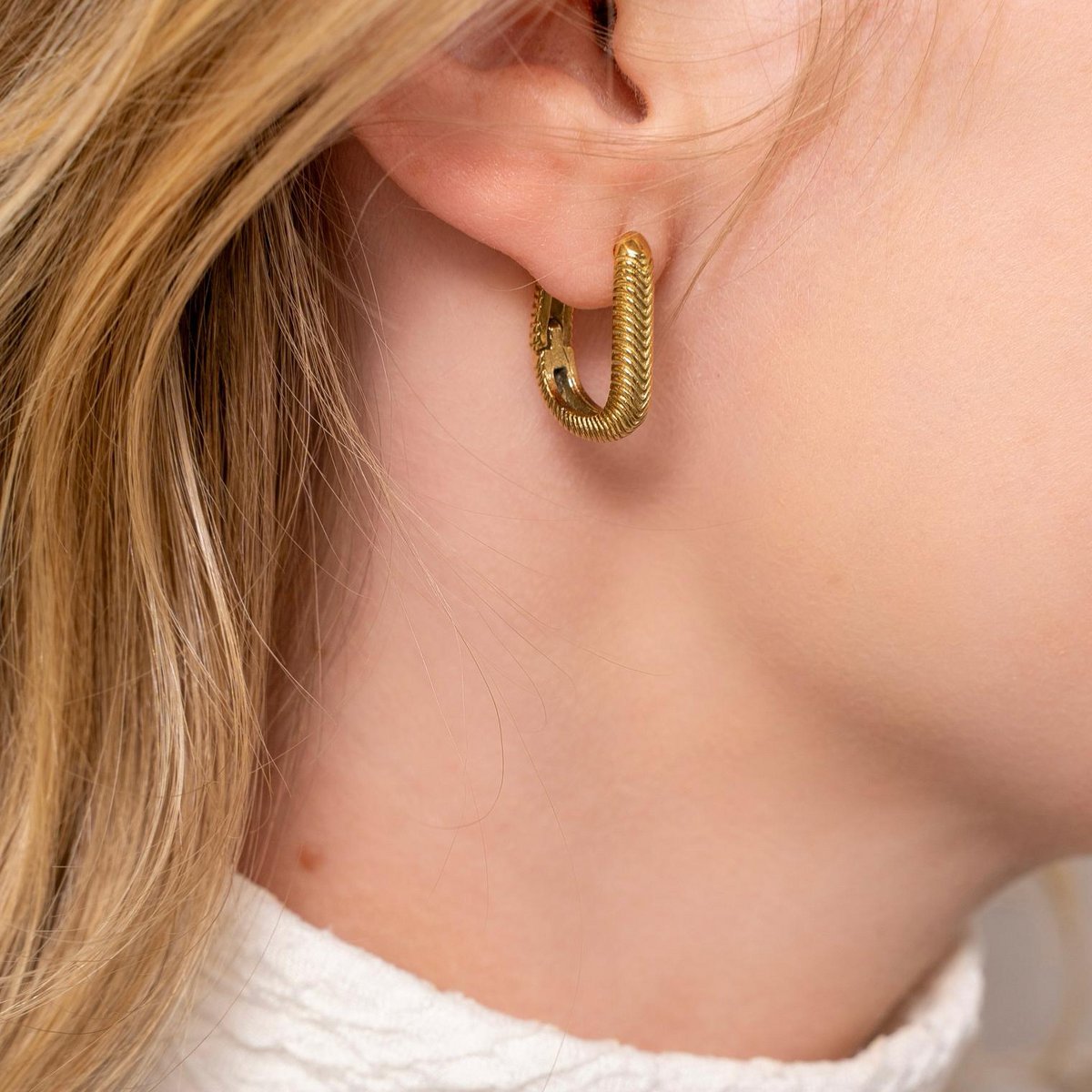 Earrings hoop oval arrows