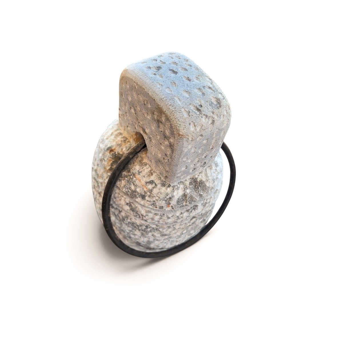 V.l24 Türstopper aus Stein mit Ring aus gealtertem Eisen