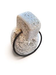 V.l24 Türstopper aus Stein mit Ring aus gealtertem Eisen