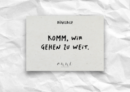 Opstrijkapplicatie "Kom op, we gaan te ver." – DTF-overdracht, zwart/wit