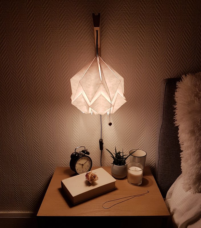 Drewniana lampa ścienna i zawieszenie Origami Design z papieru