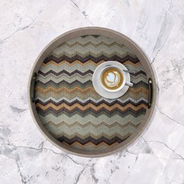 Plateau rond marron à motif zigzag avec poignées en laiton
