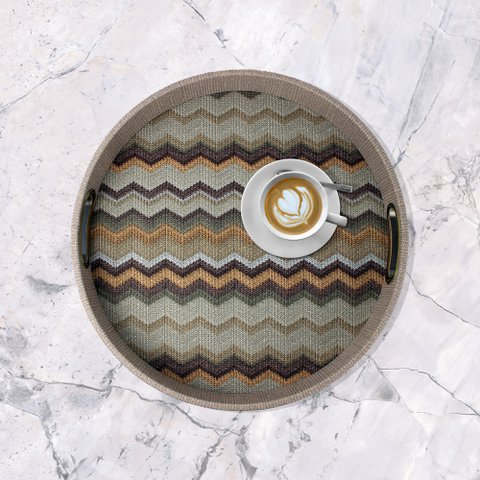 Rond bruin dienblad met zigzagpatroon met messing handgrepen