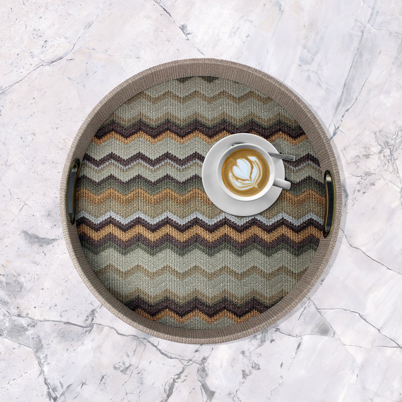 Rond bruin dienblad met zigzagpatroon met messing handgrepen