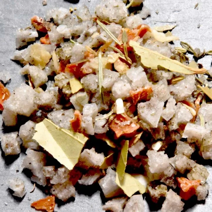 Court-Bouillon des Marshes mit großen Kristallen und Bio-Kräuterpolfen 350G | Salzhandwerker