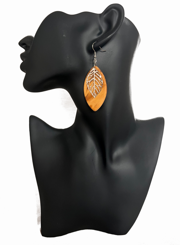 Handmade leaf-shaped earrings made of excitingly patterned olive wood with a silver pendant - natural elegance and sustainability, great grain