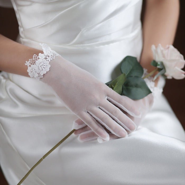 Gants de mariée avec bordures en perles et dentelle