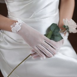 Gants de mariée avec bordures en perles et dentelle