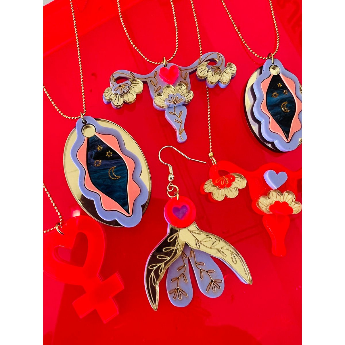 Uterus black necklace