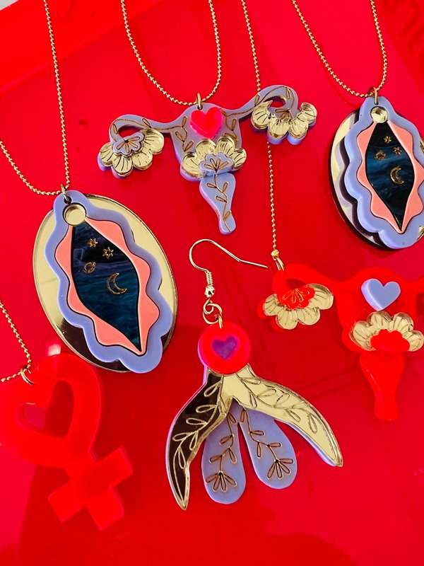 Uterus black necklace