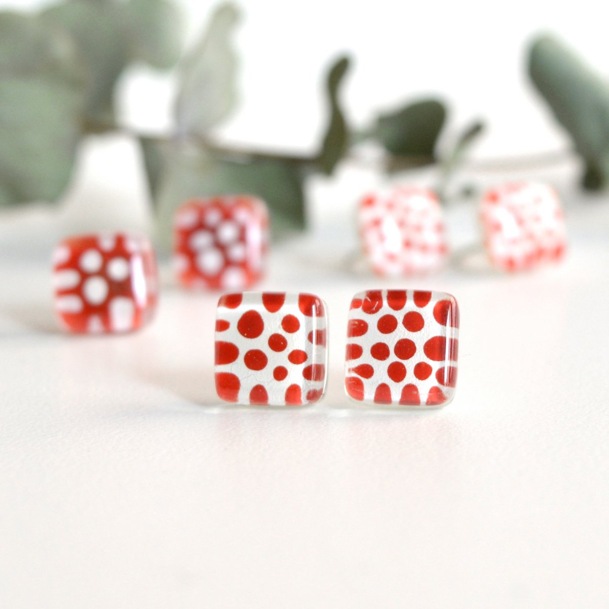 Kleine rote Polka Dot-Ohrringe mit Ohrsteckern aus Sterlingsilber