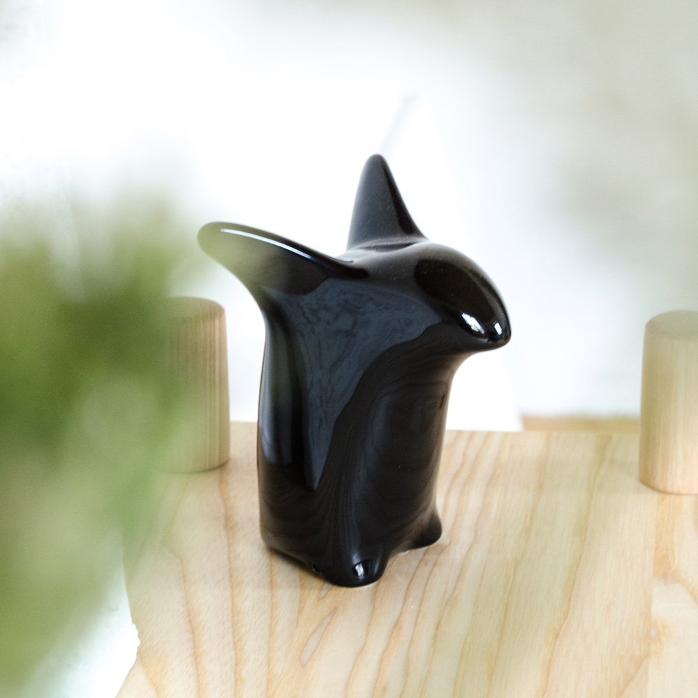Ciekawy Pingwin | Porcelanowa figurka dekoracyjna nocna czarna