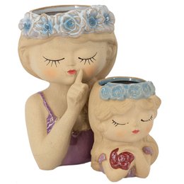Dziewczyna w wazonie ceramicznym z wieńcem kwiatowym