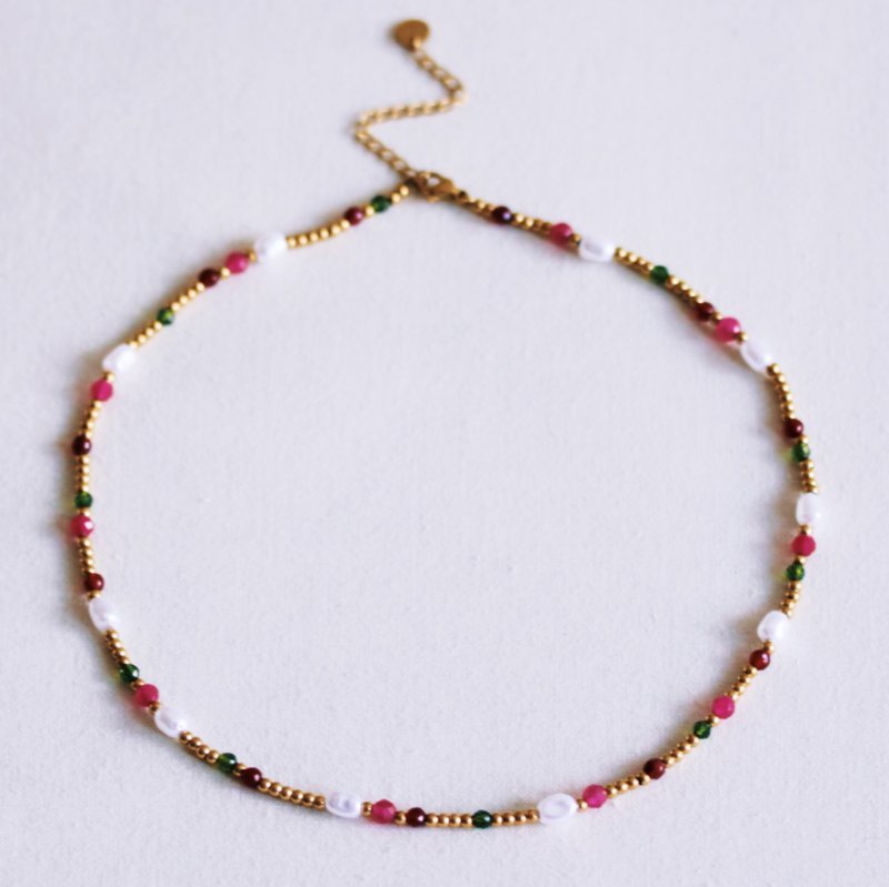 Perlehalskæde med perler og facetter - grøn/fuchsia/rød