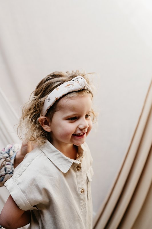 MEES & MEG x Estudio Frommie | Diadema con nudo – Flor de Primavera