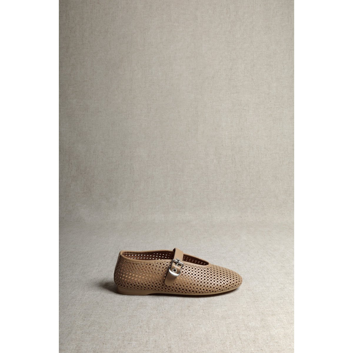 CARROLL CAMEL – Ballerinas aus perforiertem Leder mit Schnalle