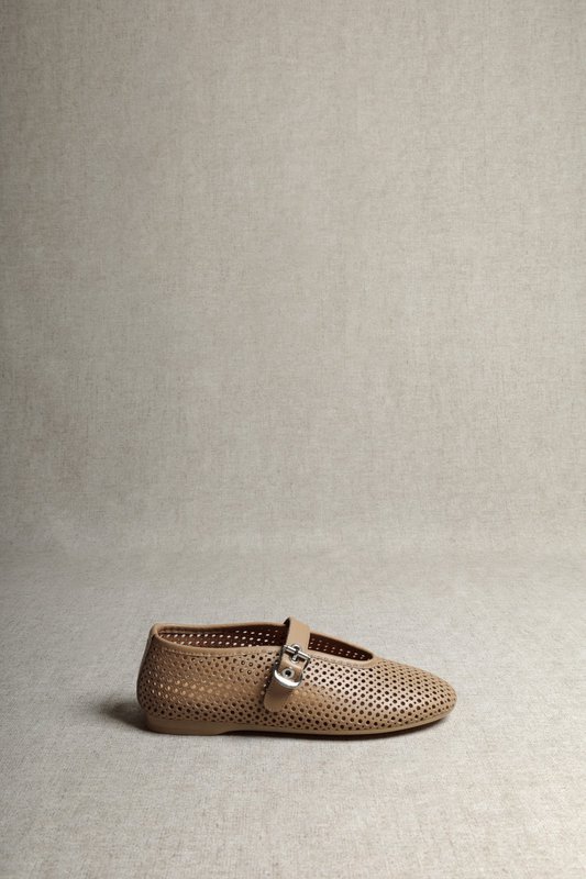 CARROLL CAMEL – Ballerinas aus perforiertem Leder mit Schnalle