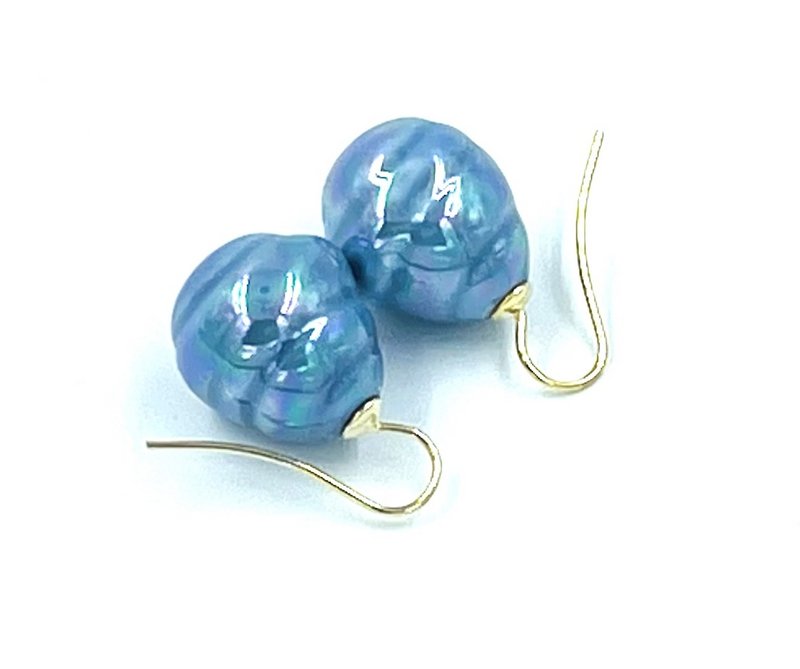 Baroque pearl earrings in the color lapis lazuli