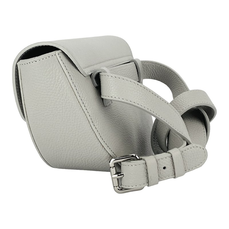 RB1027BO | Bolso bandolera redondeado para mujer en piel auténtica Made in Italy. Bandolera de piel extraíble y ajustable. Accesorios Níquel Pulido - Color Hielo - Dimensiones: 25 x 15 x 9 cm