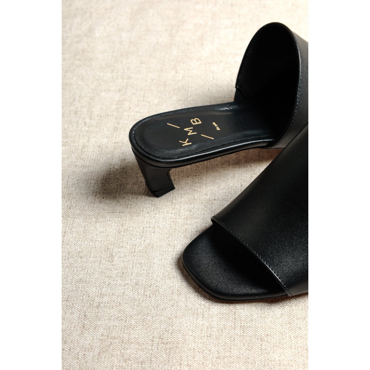 VIVIAN BLACK – Leder-Mules mit diagonalem Kitten-Heel
