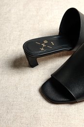 VIVIAN BLACK – Leder-Mules mit diagonalem Kitten-Heel