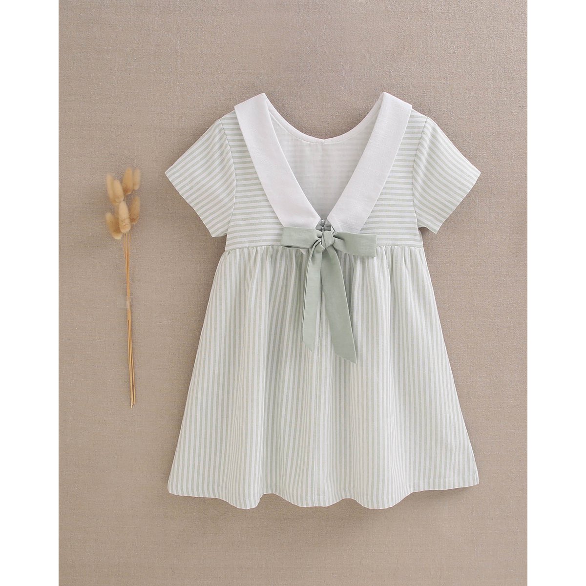 Abito da ragazza in strisce verde pastello e bianco con prua M31-21502021