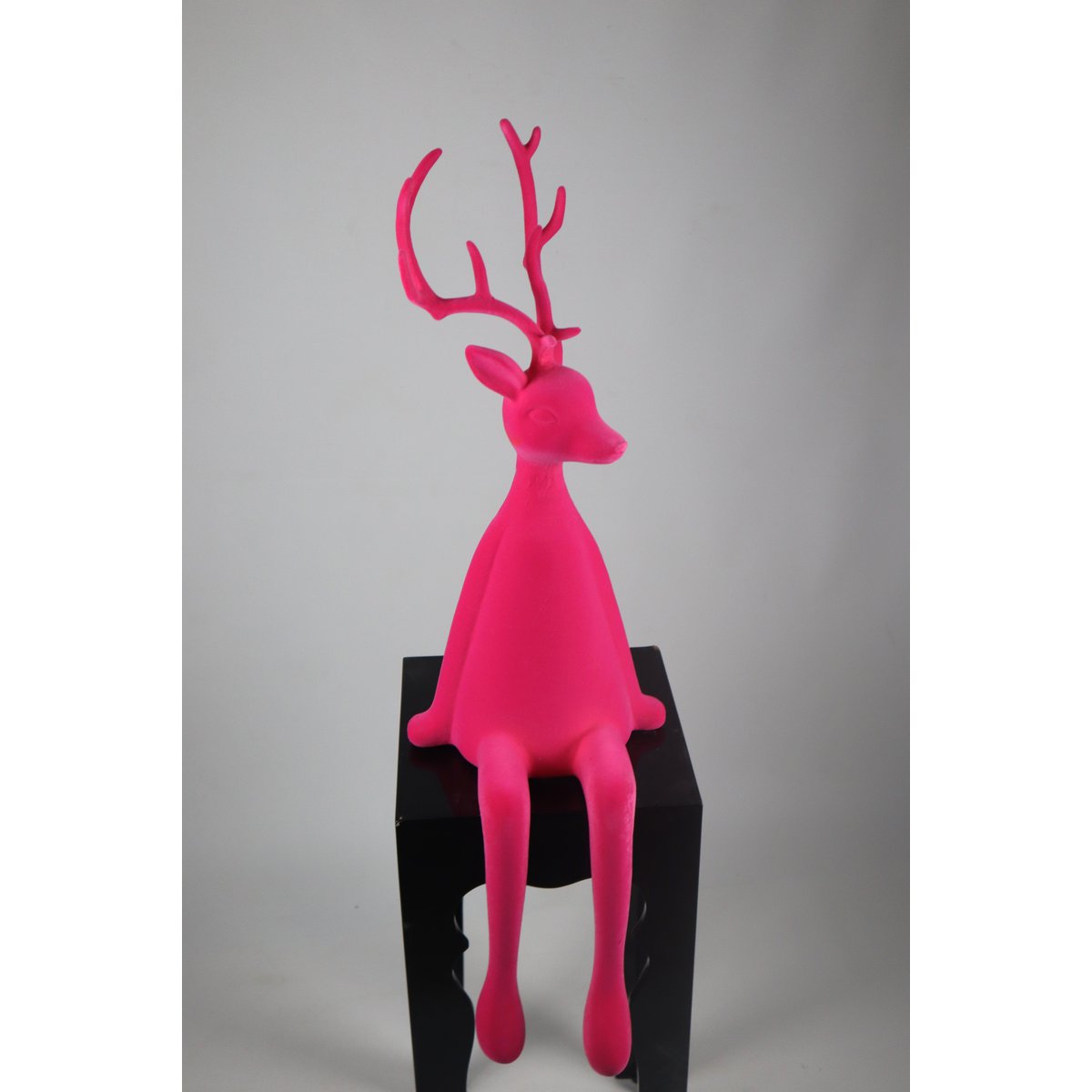 Rendier zittend roze kudde plastic. 93 cm PU:2