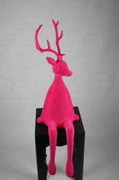 Reno sentado de plástico flocado rosa. 93cm PU: 2