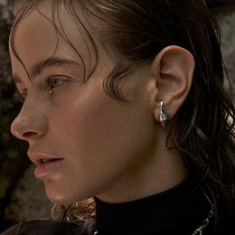 Ear Cuff in argento dal design fluido e minimalista, un paio