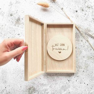 We're getting married! - Wooden box with wooden circle